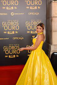 A canção nós os dois de bárbara bandeira é single de ouro! Sic Mulher Vestido Invulgar Que Barbara Bandeira Levou Aos Globos De Ouro Defende Causa