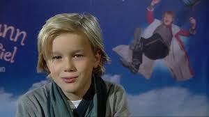 Und während ihr noch über eure Lieblings-Weihnachtsnascherei nachdenkt, hat  der kleine Nachwuchs-Star Noah Kraus ("Ben Schuster") schon die nächste  Frage an euch: