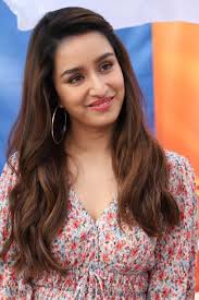 Shraddha kapoor looked like a dream as she attended cousin priyaank sharma's. Shraddha Kapoor Pens Handwritten Note In 3 Languages For Fans