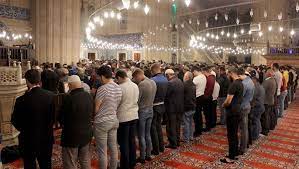 Çünkü teravih yatsı namazına tâbidir ve ondan önce kılınmaz. Teravih Namazi Kac Rekat Nasil Kilinir 2021 Diyanet Il Il Teravih Namazi Saatleri Gundem Haberleri