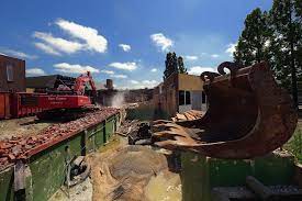 het oude zwembad is bijna helemaal gesloopt en wist je dat het vrijkomende puin wordt ter plaatse gebroken door een mobiele brek parkeerplaatsen foto zwembad