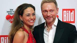 Cathy hummels und franca lehfeldt laufen für auto.de und die ralf rangnick stiftung ralf rangnick kündigte spontan an, hummels und lehfeldt am 3. Lindner Und Freundin Auf Dem Roten Teppich B Z Berlin