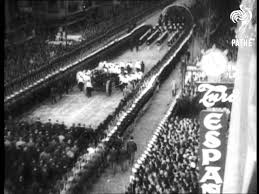 Photos from the time show a queue. Funeral Of Eva Peron 1952 Youtube
