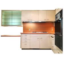 Entire St Charles 1960s Mid Century Modern Kitchen And Pantry 1stdibs Com Mid Century Modern Kitchen Modern Kitchen Modern Kitchen Pantry