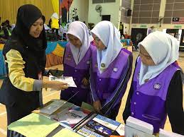 Sekolah ini terletak di sempadan negeri sembilan dan selangor berhampiran dengan pejabat pos beranang. Miros Twitterren Beranang Selangor Pameran Keselamatan Jalan Raya Bersempena Dengan Karnival Hal Ehwal Murid Di Smk Khir Johari Dalam Memberikan Maklumat Berkenaan Keselamatan Jalan Raya Kepada Para Pelajar Https T Co Hfj2ykokrp
