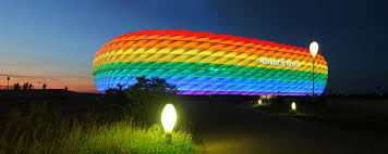 Ebay biete die allianz arena von fc bayern münchen zum verkauf maßstab 1:600 * kein puzzle, besteht. Allianz Arena Leuchtet In Regenbogenfarben Allianz Arena