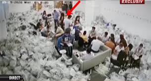 Interviu cu clotilde armand, activistă civică, politiciană şi manager din românia. Imagini BombÄƒ Clotilde Armand FilmatÄƒ In Timp Ce Umbla In Sala Cu Sacii Cu Voturi DupÄƒ Alegerile De La PrimÄƒria Sectorului 1