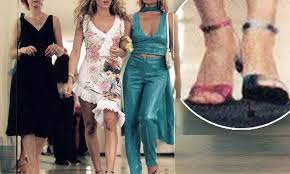 Sarah Jessica Parker Helps An Instagrammer Solve A Sex And The City Fashion Mystery Daily Mail Online