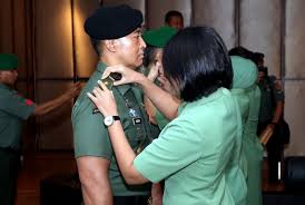 Jun 15, 2021 · “sedangkan kepala staf angkatan darat jenderal andika perkasa pensiun pada 2022,” ujar anggota komisi pertahanan dewan perwakilan rakyat, bobby adhityo rizaldi, dilansir dari tempo, selasa (15/6/2021). Menantu Am Hendropriyono Resmi Raih Bintang Dua Republika Online