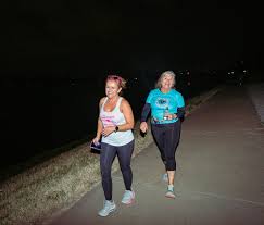 ALL SMILES at RUN CLUB 😁 @socialrunningclub Wednesdays at 6:30p at the  @discoverclearfork trailhead! Follow @socialrunningclub x  @jeanettefortworth for more!! 📸 @ohhhwavy 🌊 #photoglife #runnerproblems  #yogisituations #marathonmoments #fortworth ...