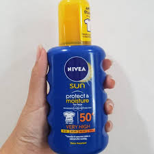 3x50ml nivea sun beauty protect moisture sunscreen face sun block spf 50 pa++. Nivea Sun Protect And Moisture Sun Spray Spf 50 Very High Shopee Indonesia