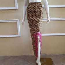 Dress sequin nuansa silver dengan aksen belahan samping dan depan,. Model Rok Kebaya Belahan Samping Hijab Gaya Ootd