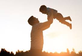 Di berbagai negara, hari ayah diperingati dengan cara yang berbeda. Mengapa Hari Ayah Nasional Jatuh Pada 12 November Visinews