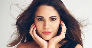 Visiting Krakow? Let's enhance your natural beauty together! Hi, I'm Dr.  Thaís, a Brazilian dentist who is deeply passionate about my profession and  dedicated to helping people feel confident in their own