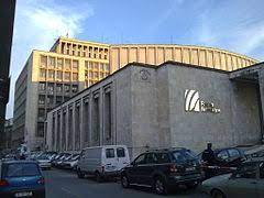 Societatea română de radiodifuziune (asociată deseori cu denumirea de radio românia) este un serviciu public autonom de radiodifuziune de interes național, cu atribuții de informare, educație și divertisment, independent editorial, care își desfășoară activitatea sub controlul parlamentului. Societatea RomanÄ De Radiodifuziune Wikipedia