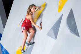 She started competing in 2010, both in lead climbing and bouldering. Kn0gwma2e5fnm