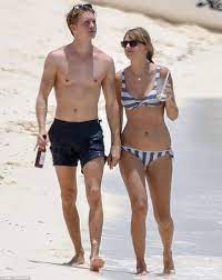 Think you know everything about taylor swift's boyfriend joe alwyn? Taylor Swift And Joe Alwyn Enjoy Drinks On The Beach Taylor Swift Hot Taylor Swift Bikini Taylor Swift Pictures
