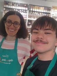 Hello les vracoeurs, Si vous voulez passer faire un dernier coucou à Hugo,  il est encore là aujourd'hui (avant 17h30) et demain. Ensuite il part vers  d'autres aventures pour sa 2ème année