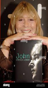 Cynthia Lennon, die erste Frau und Jugendliebe des ehemaligen Beatle John  Lennon, mit ihrem Buch "John" über ihr gemeinsames Leben, im Foyles  Buchladen, London, Montag, 26. September 2005. DRÜCKEN Sie VERBANDSFOTO.  Bildnachweis