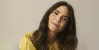 Amanda Bacon's Instagram, Twitter & Facebook