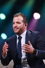 Rafael van der vaart (* 11.02.1983) war nationalspieler (niederlande) und stand zuletzt bei esbjerg fb unter vertrag. Rafael Van Der Vaart Seltener Schnappschuss Mit Seiner Estavana Gala De