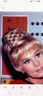 Nigerian wigmaker Helen Williams created the world's longest handmade wig  in July 2023, measuring 351.28 metres (1,152 ft 5 in) 🇳🇬 💇‍♀️ Helen  spent 11 days and over two million naira (£2,031;