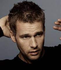 Of course, this style can still be achieved with straight hair, with the help of products. Messy Hairstyles Business Men Messy Hairstyles Thin Hair Men Mens Hairstyles Short Hair Loss Men