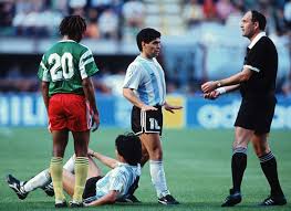 Maradona Le Pide Al Arbitro Que Controle El Juego Brusco De Los Cameruneses En Un Duelo Correspondiente Al Grupo B De Diego Maradona Copa Del Mundo Argentina