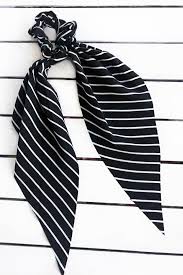 Toka New Obsessions Beyaz Cizgili Fular Toka Moda Stilleri En Son Moda Trendleri Moda Trendleri