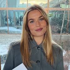 Proud to have reached $1 million in sales! Thank you to my fabulous  managers Flora Dusaj, Nizar Munzer, Daniela Cox, and the entire FERRAGAMO  team for the constant support throughout the year!