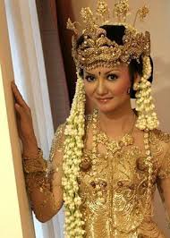 By the 1920s however, and with the full emergence of the nationalist struggle in indonesia, european women stopped wearing the kebaya because it was identified with typical indonesian attire. 71 Folk Costume Indonesia Ideas Traditional Dresses Traditional Outfits Indonesian Wedding