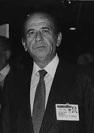 August 1972 ebenda) war ein kolumbianischer soziologe, musikethnologe und folklorist. Carlos Andres Perez
