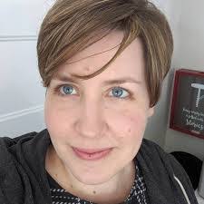 Sara Leach's Instagram, Twitter & Facebook