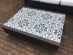 Coffee tables, credenza tables, solid cubes and desks—tables of all sorts — covered with monochromatic small yes, tiled tables are officially trending and we could not be more delighted. Diy Outdoor Pallet And Tile Coffee Table Tiled Coffee Table Diy Coffe Table Diy Outdoor Table