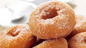 2 patate, 2 uova, scorza di limone, 1 bicchierino di liquore, 1 bustina vanillina, 25 g lievito di birra, 1 bicchiere di latte, olio per friggere; Ciambelle Di Carnevale Con Patate Ricetta Fritte E Forno