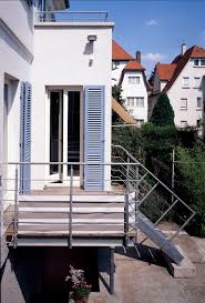 Ein Balkon Mit Treppe Wurde Der Kuche Vorgelagert Von Hier Aus Gelangt Man In Den Garten Unterhalb Des Balkons Haus Haus Fensterladen Fassade Haus