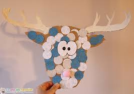 Apprenez à réaliser un dessin de père noël facilement et en couleur grâce à ces indications claires détaillées étape par étape dans ce tutoriel. Tete De Renne En Carton Avec Des Cercles Pailletes