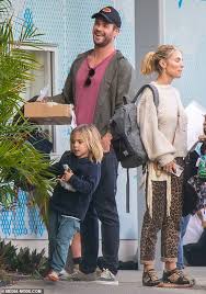Chris hemsworth's wife elsa pataky has revealed our first look at their adorable twins! Chris Hemsworth And Elsa Pataky Pick Their Twins Up From Kinder Express Digest