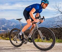 Die ausgewogene sitzposition und der rennlenker mit ausgestellten enden. Falkenjagd Aristos Rs Speed Gravel Individueller Komfort Radsport News Com