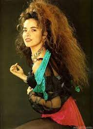 Pelo suelto (1992), zapatos viejos (1993) y una papa sin catsup (1995). Happy Birthday Gloria Trevi Gloria Trevi Is A Mexican Pop Rock Singer Songwriter Birthday February 15 1968 Birthplace Gloria Trevi Gloria Latina Fashion