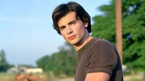 We barely recognise heart-throb Tom Welling from 'Smallville' in latest pics