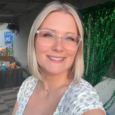 Watering Can Craft 💦 🌸 love this idea!! More flower art:  https://www.hellowonderful.co/post/diy-nature-stickers/ Via Eugenia Ptr