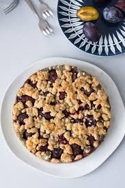 Ein kuchen mit langer tradition ist der frische zwetschgenkuchen, der aus einem luftigen boden, den frischen zwetschgen und einer decke aus süßen streuseln besteht. Zwetschgen Streusel Kuchen Sinnenrausch Der Kreative Diy Blog Fur Wohnsinnige Und Selbermacher