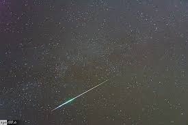 De meteorenzwerm perseïden bereikt op vrijdag 13 augustus 2021, rond 2 uur, zijn maximum.de meteoren van de perseïden zijn helder en snel en hebben nalichtende sporen. Perseiden Wikipedia