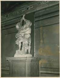 This piece illustrates hercules and diomedes in mortal combat. Hercules And Diomedes Statue On Display In The Palazzo Vecchio On 30 August 1944 The Digital Collections Of The National Wwii Museum Oral Histories
