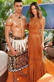 We did not find results for: Midianews Alessandra Ambrosio Posa Com Atleta De Tonga Que Desfilou Besuntado