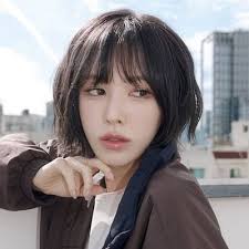 at first I was thinking why they suddenly stopped, then I noticed Lily's  hand bumped the fluorescent light above 🤣ㅋㅋㅋ that's why their expressions  hahahaha Lily so tall I guess xD