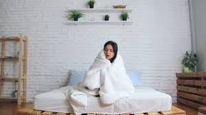 Verstellbare ultradünne elastische träger (im gegensatz zu sperrigem klettverschluss), geeignet für alle kopfumfangsgrößen, kein druch auf den kopf. Erkaltungszeit Laufende Nase Krankes Madchen Im Bett Niest In Taschentuch Im Schlafzimmer Stockvideo C Denisyakovlev 277090188