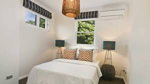 Kolong tempat tidur menjadi tempat paling memungkinkan untuk menyimpan banyak barang. 5 Inspirasi Desain Kamar Tidur Berukuran Kecil Ocean Springbed