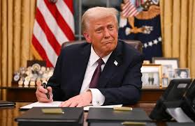 Botão' para refrigerante diet, busto de Churchill e mais: Trump redecora Salão  Oval da Casa Branca